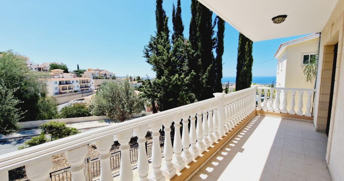 Magnificent 4-bedroom Villa overlooking the Sea — photo 14 of 25