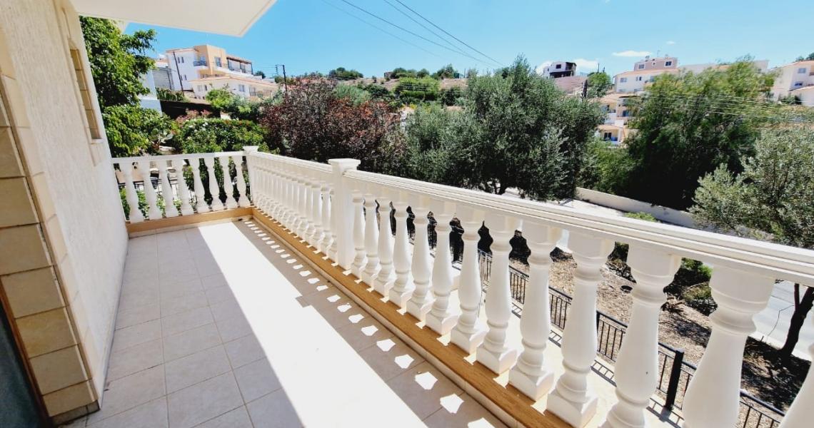Magnificent 4-bedroom Villa overlooking the Sea — photo 12 of 25