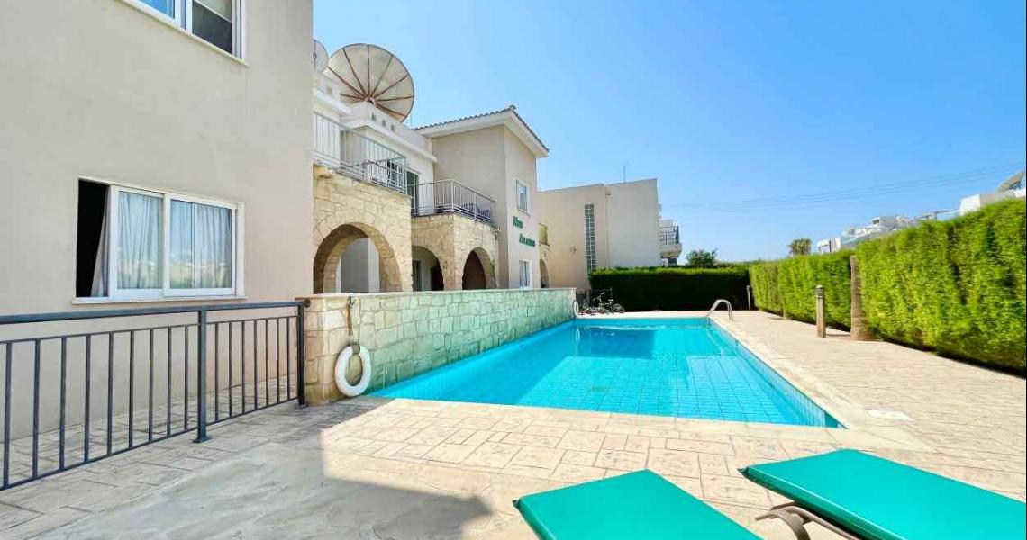 Large 1-bedroom ground apartment in Universal tourist area small garden — Paphos
