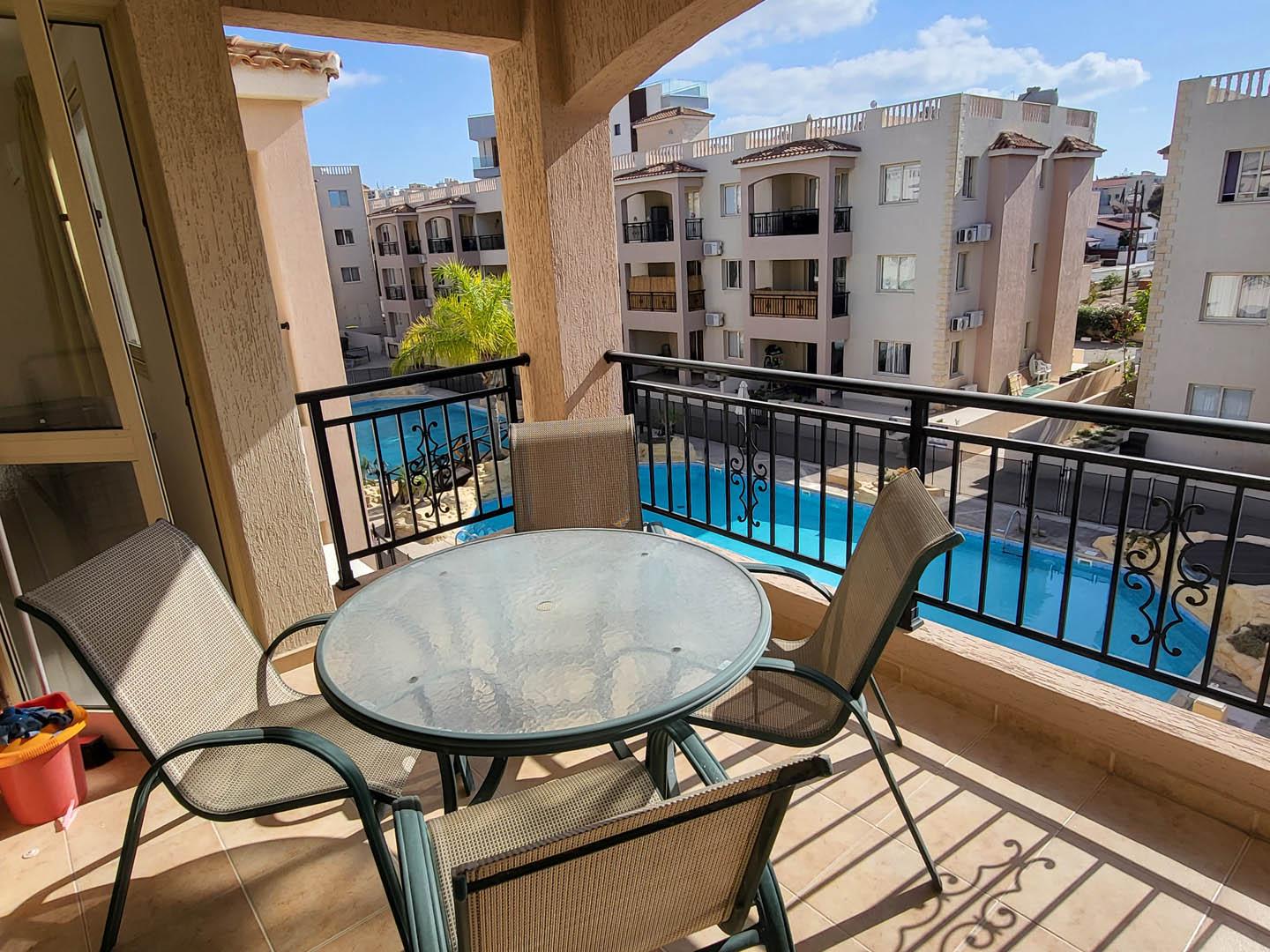 Third floor recently renovated two-bedroom luxurious apartment for sale — photo 10 of 14