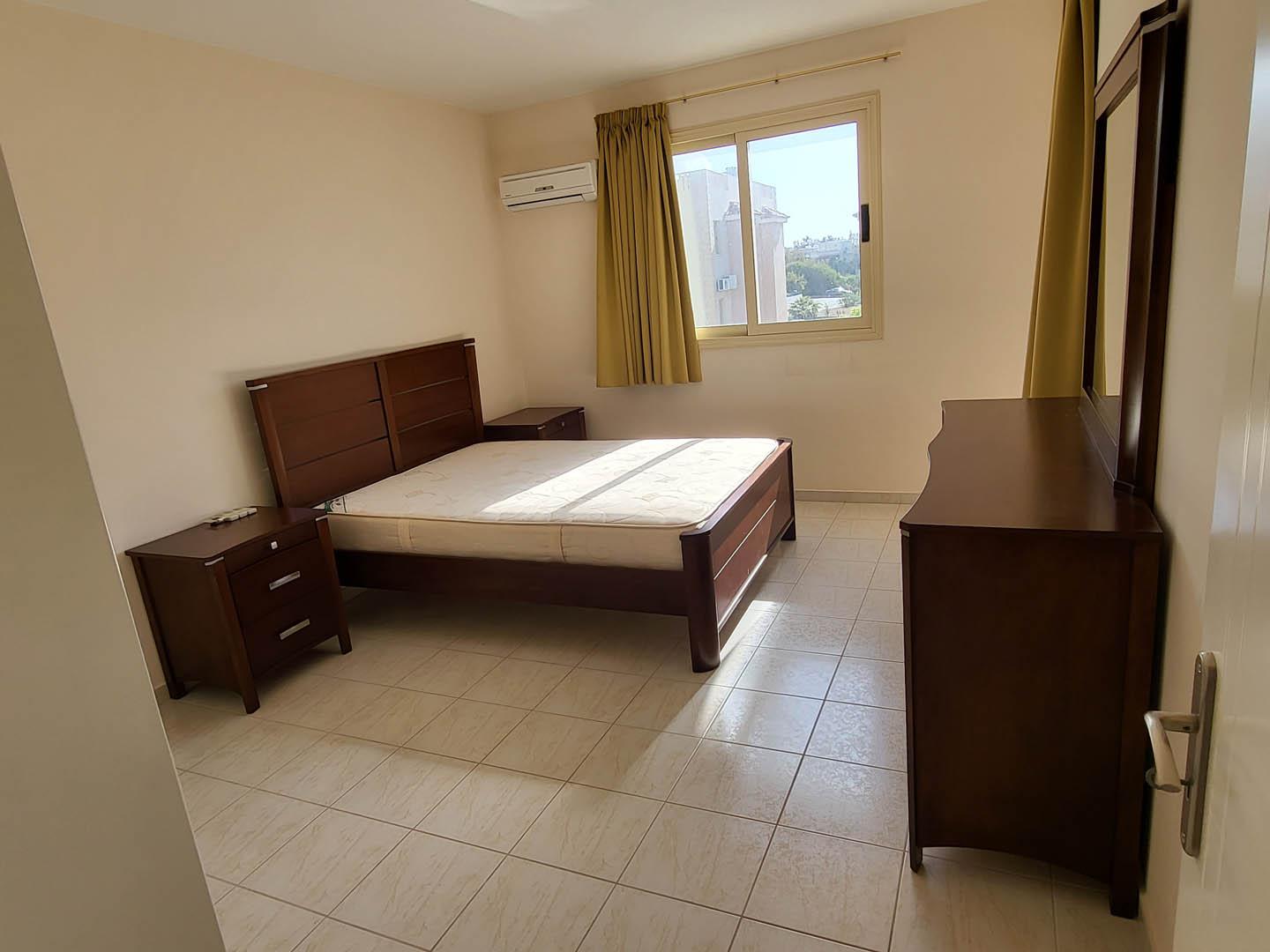Third floor recently renovated two-bedroom luxurious apartment for sale — photo 13 of 14
