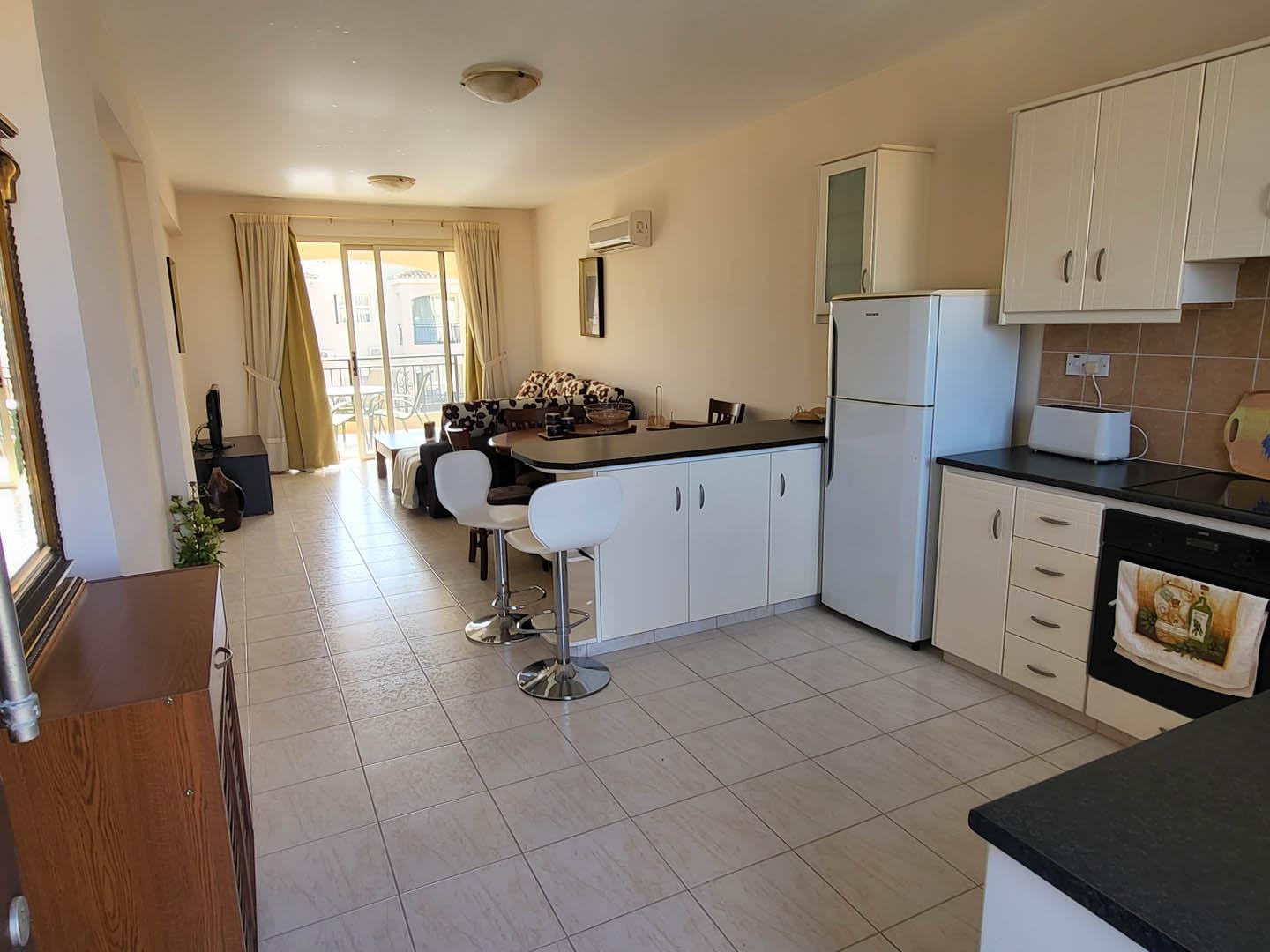 Third floor recently renovated two-bedroom luxurious apartment for sale — photo 11 of 14