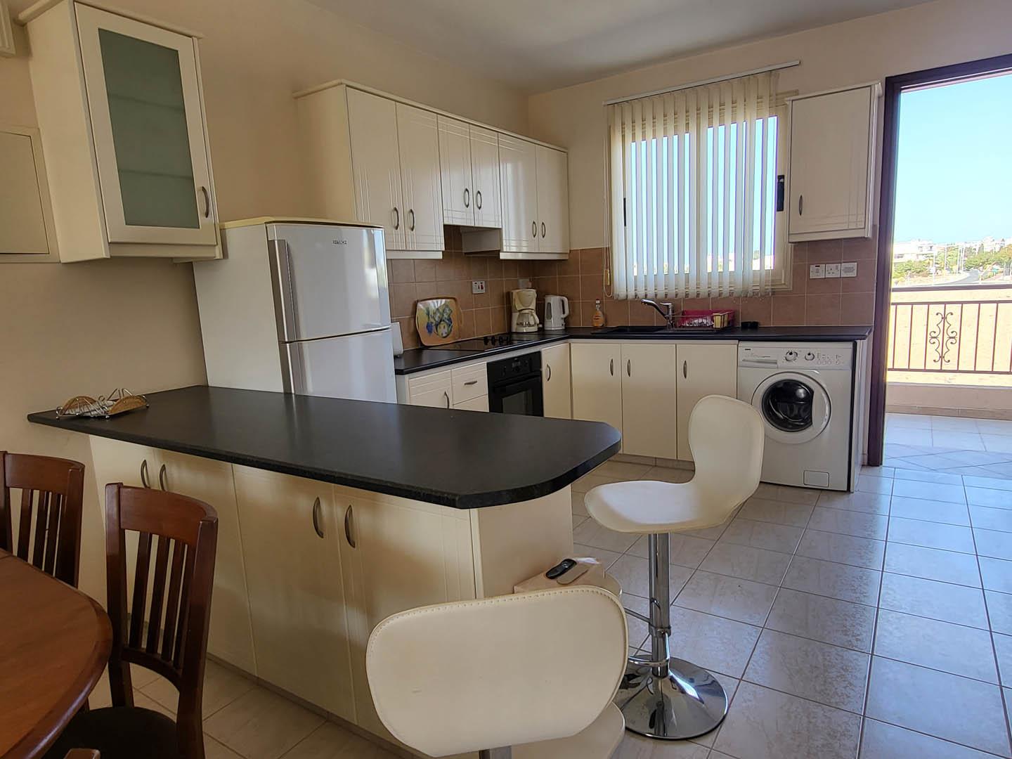 Third floor recently renovated two-bedroom luxurious apartment for sale — photo 9 of 14