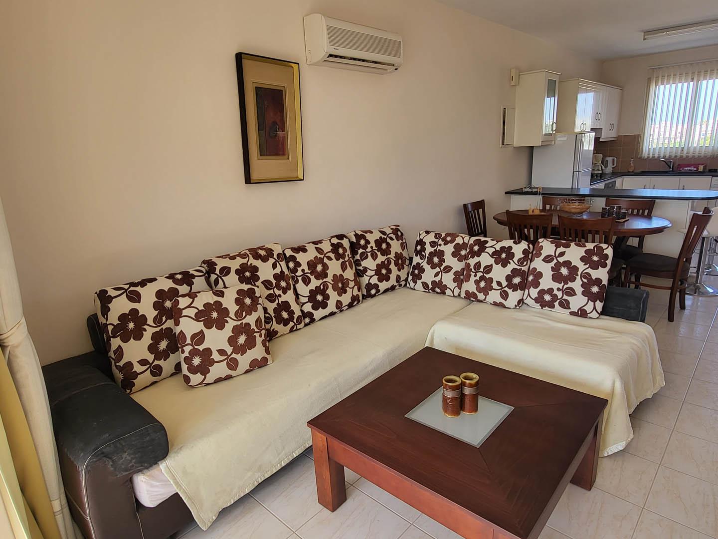 Third floor recently renovated two-bedroom luxurious apartment for sale — photo 12 of 14
