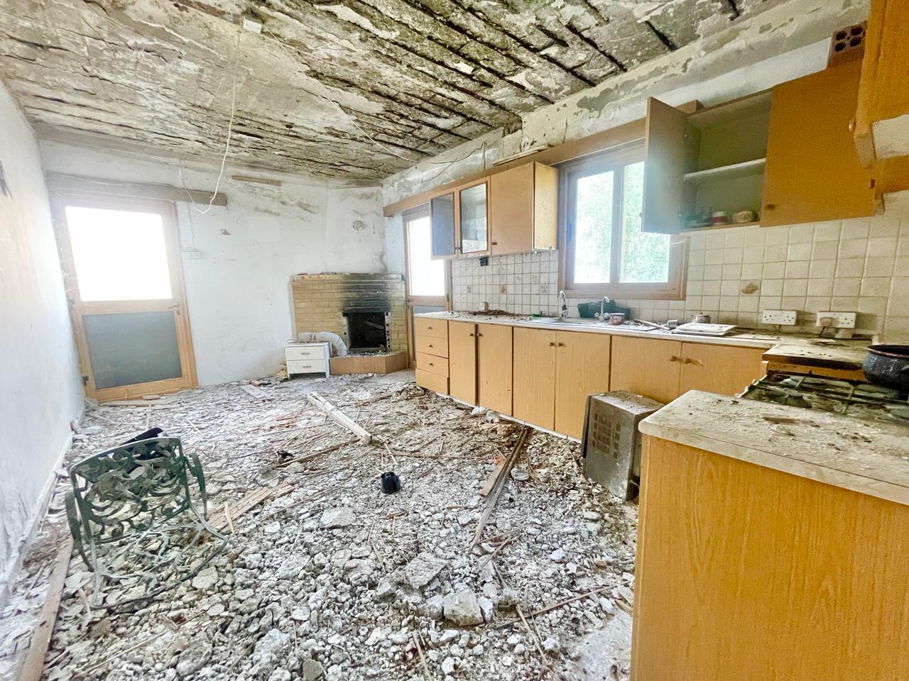 Village house with basement for restoration and glorious view — photo 7 of 12
