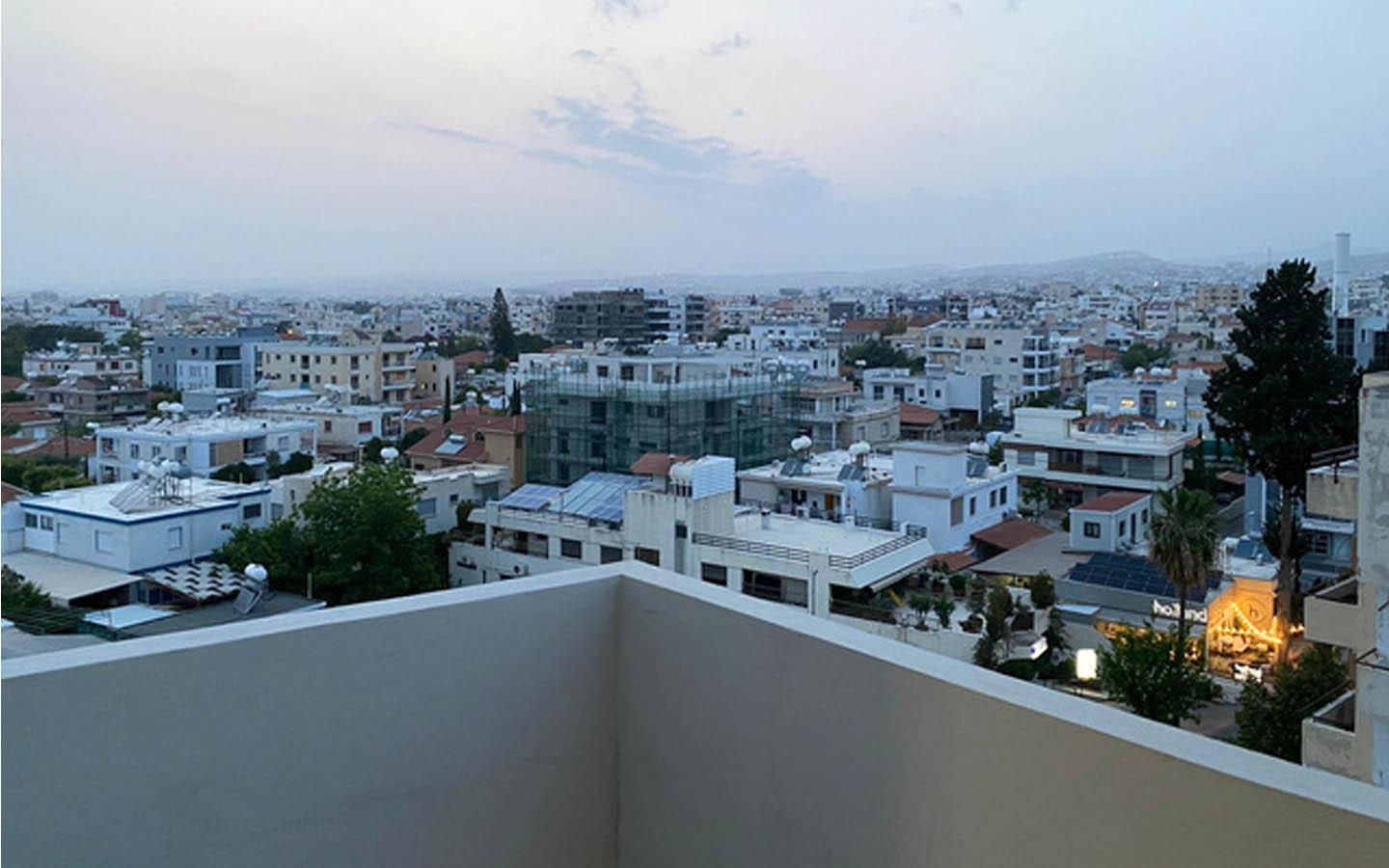 Modern apartment in convenient location with city view — Limassol