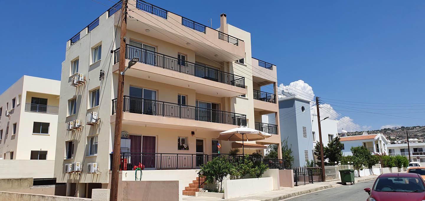 Two-bedroom apartment with a spacious terrace and sea view — Paphos