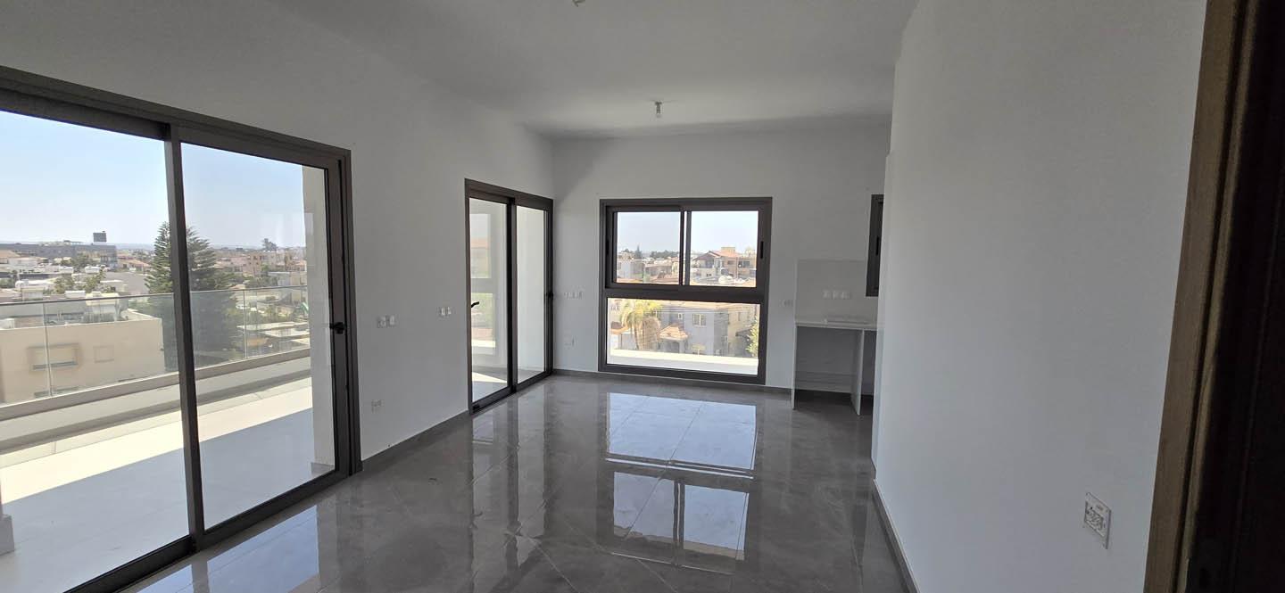 Large 3-bedroom Penthouse in Residential area of Limassol — photo 22 of 25