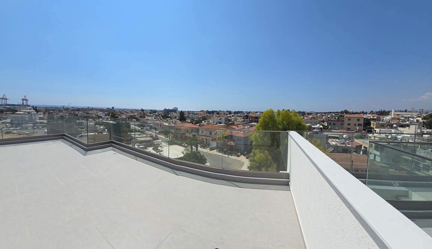 Large 3-bedroom Penthouse in Residential area of Limassol — photo 9 of 25