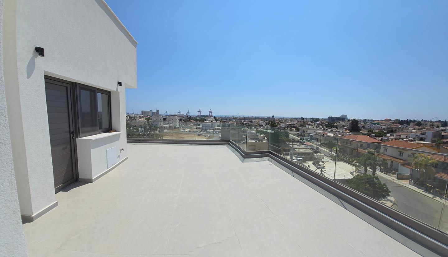 Large 3-bedroom Penthouse in Residential area of Limassol — photo 12 of 25