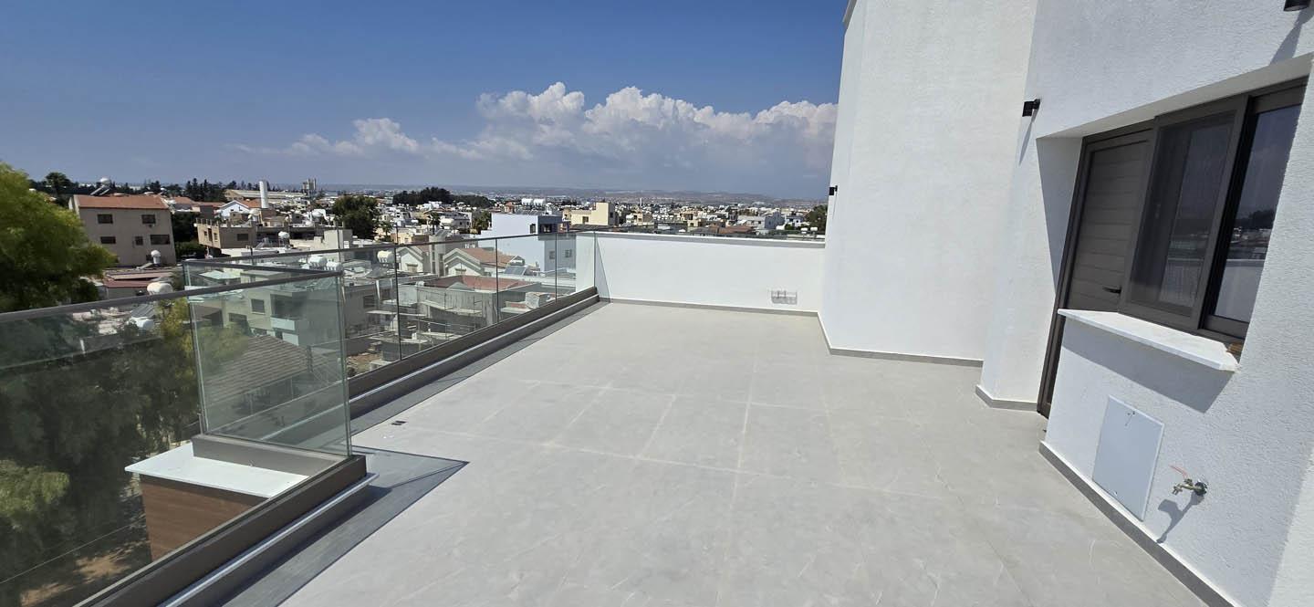 Large 3-bedroom Penthouse in Residential area of Limassol — photo 14 of 25