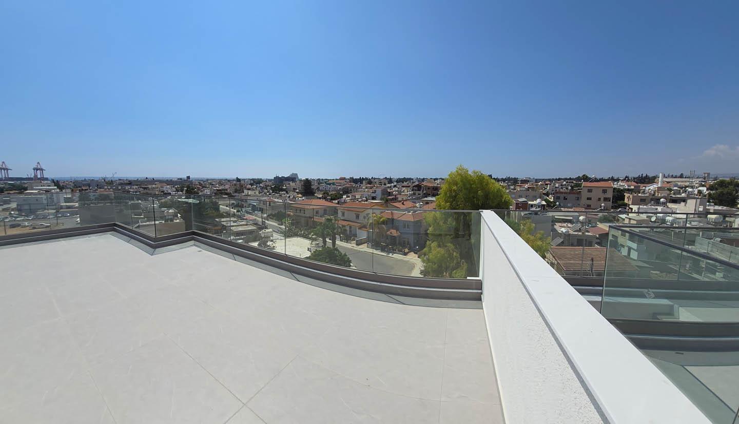 Large 3-bedroom Penthouse in Residential area of Limassol — photo 8 of 25