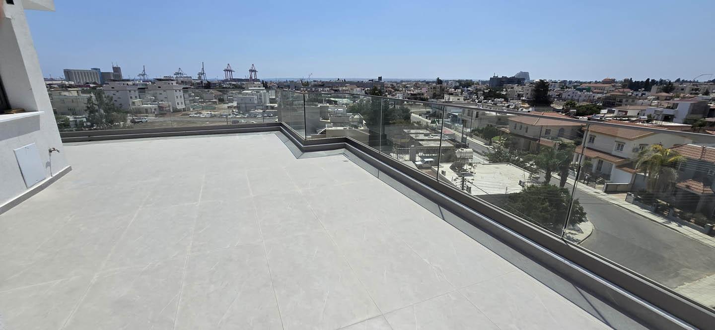 Large 3-bedroom Penthouse in Residential area of Limassol — photo 15 of 25