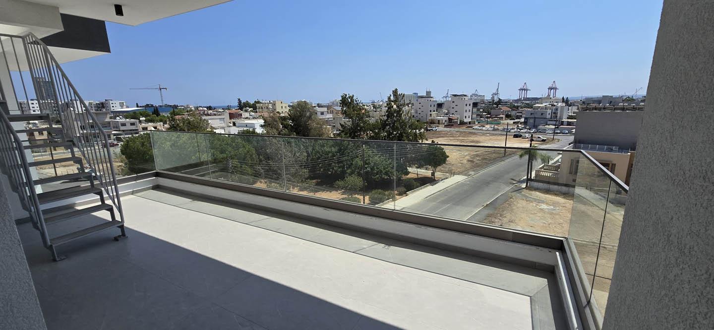 Large 3-bedroom Penthouse in Residential area of Limassol — photo 7 of 25