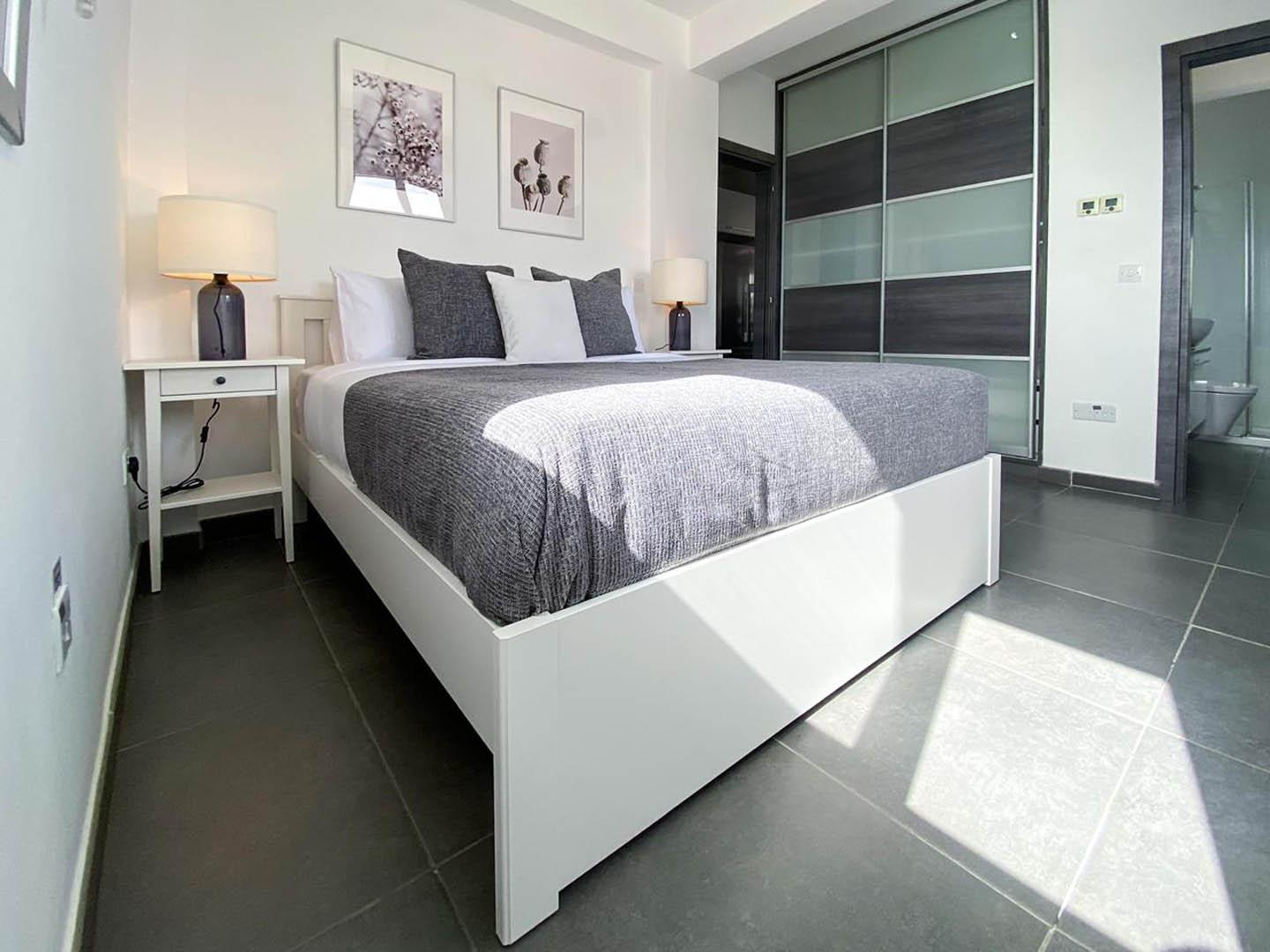 2-Bedroom Apartment with Modern Design — photo 11 of 17