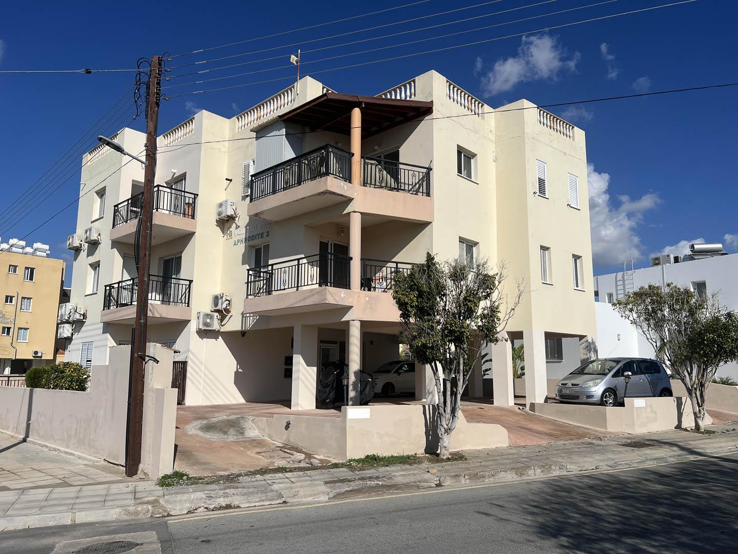 One-bedroom apartment with a spacious rooftop terrace and sea view — photo 9 of 12