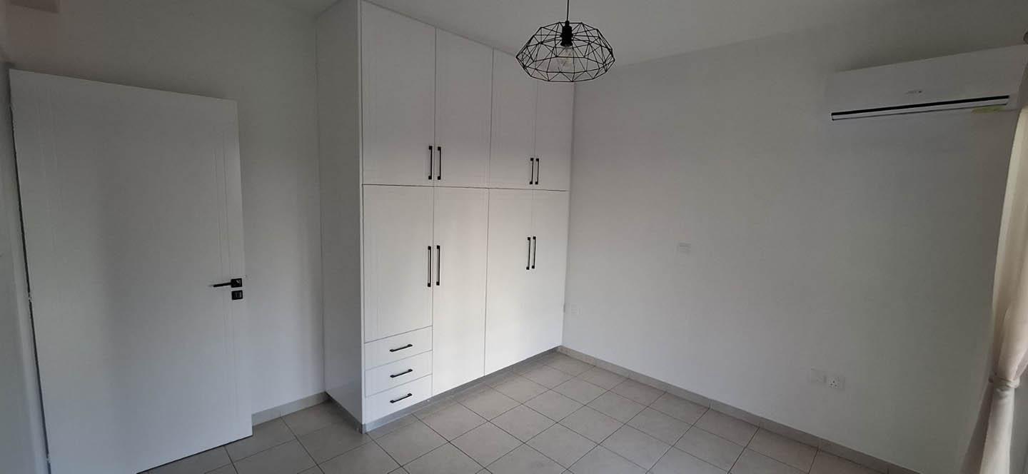One-bedroom apartment with a spacious rooftop terrace and sea view — photo 12 of 12