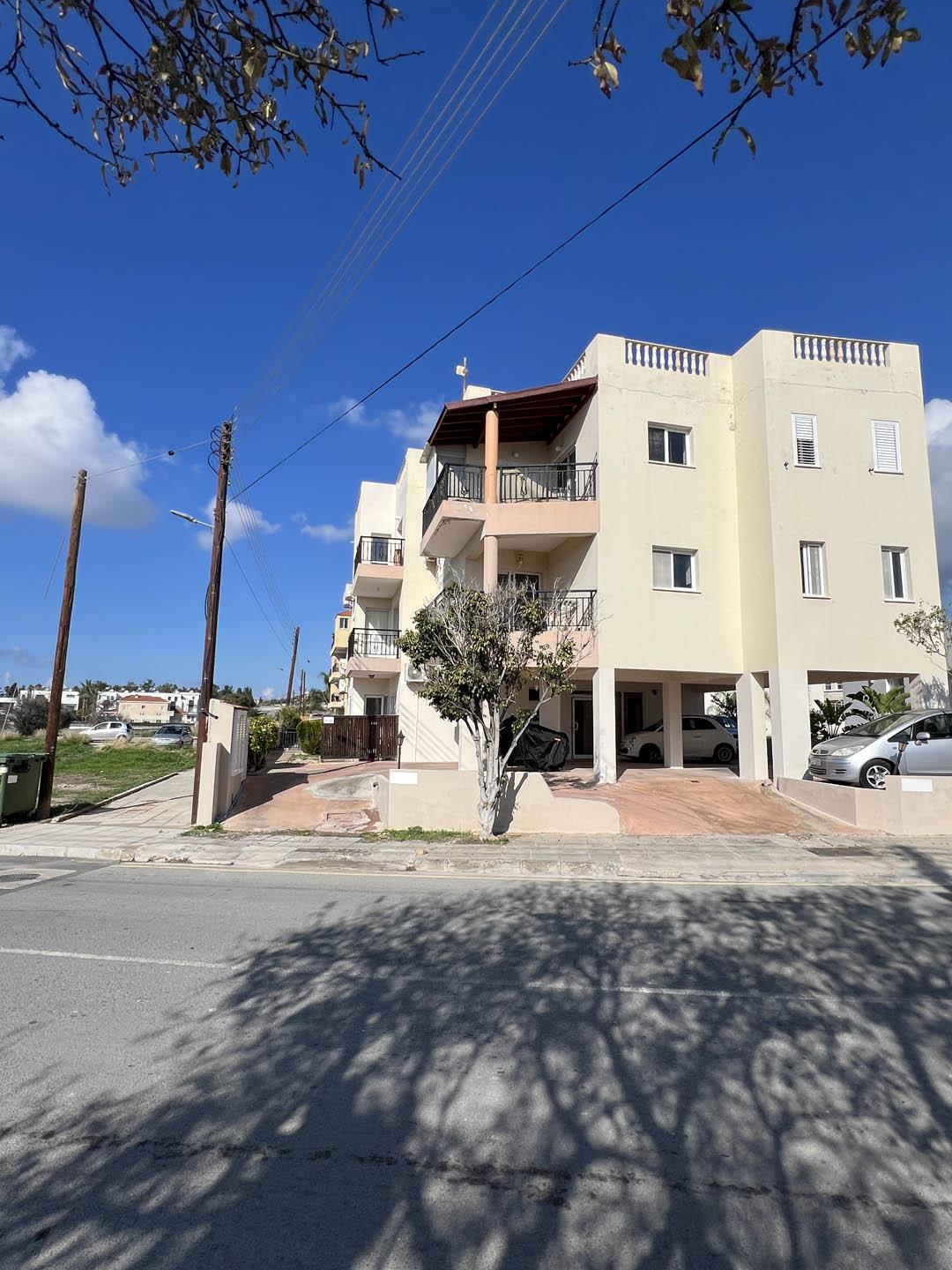 One-bedroom apartment with a spacious rooftop terrace and sea view — Paphos