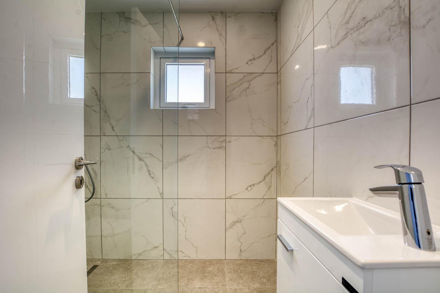 2-Bedroom Apartment with Exquisite Interior — photo 12 of 14