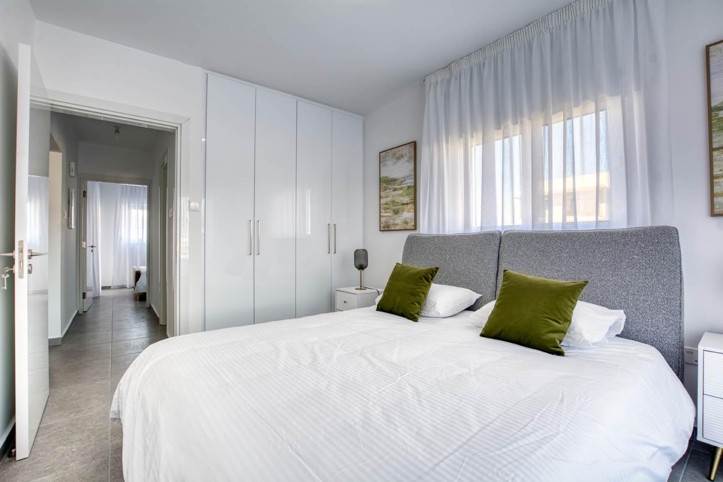 2-Bedroom Apartment with Exquisite Interior — photo 9 of 14