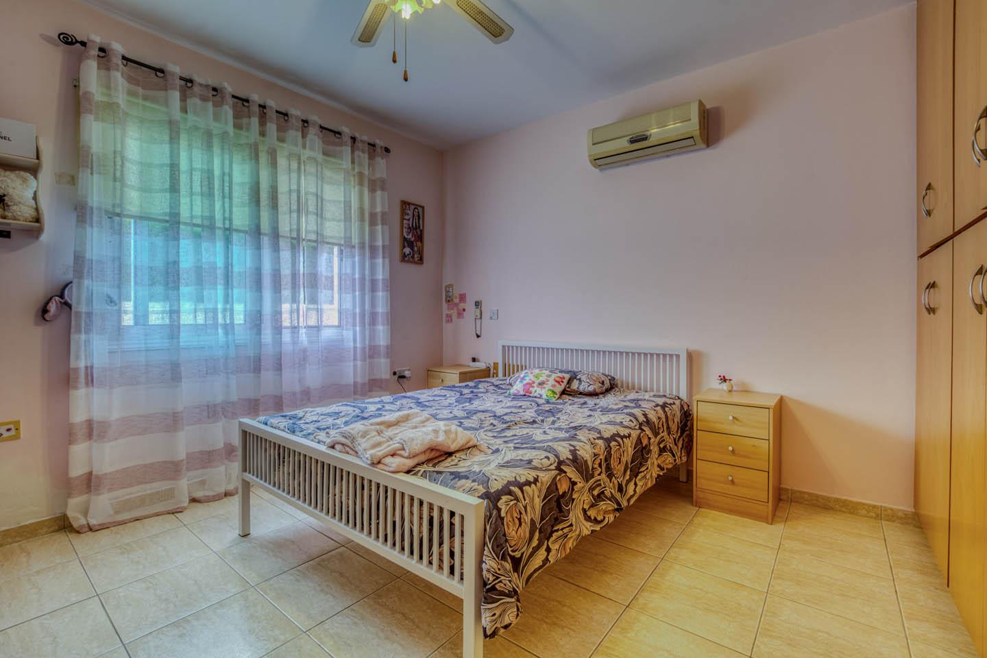 Three-Bedroom Apartment with a Spacious Veranda in a Residential Area of Paralimni — photo 13 of 23