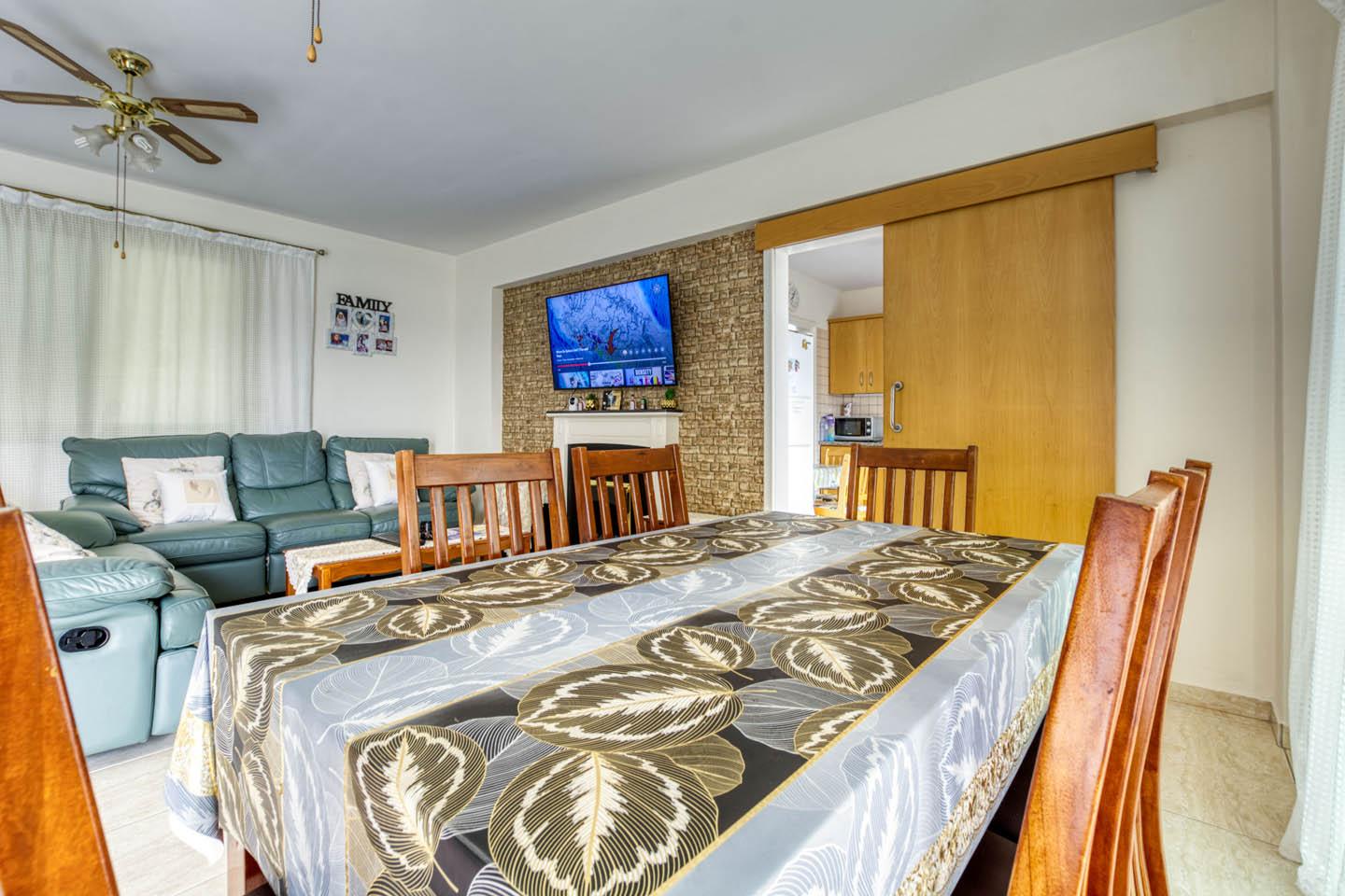 Three-Bedroom Apartment with a Spacious Veranda in a Residential Area of Paralimni — photo 8 of 23