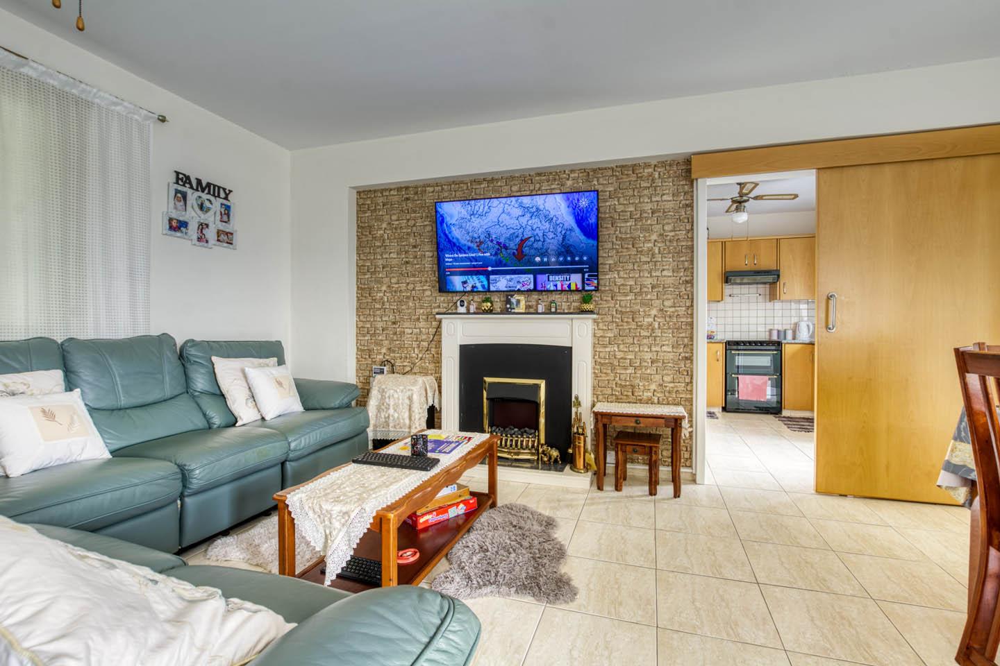 Three-Bedroom Apartment with a Spacious Veranda in a Residential Area of Paralimni — photo 6