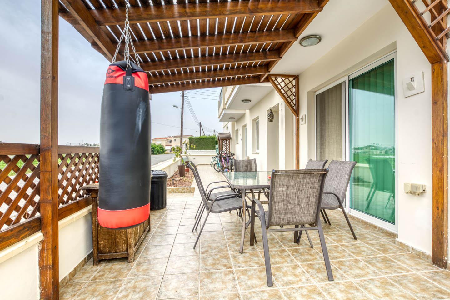Three-Bedroom Apartment with a Spacious Veranda in a Residential Area of Paralimni — photo 4