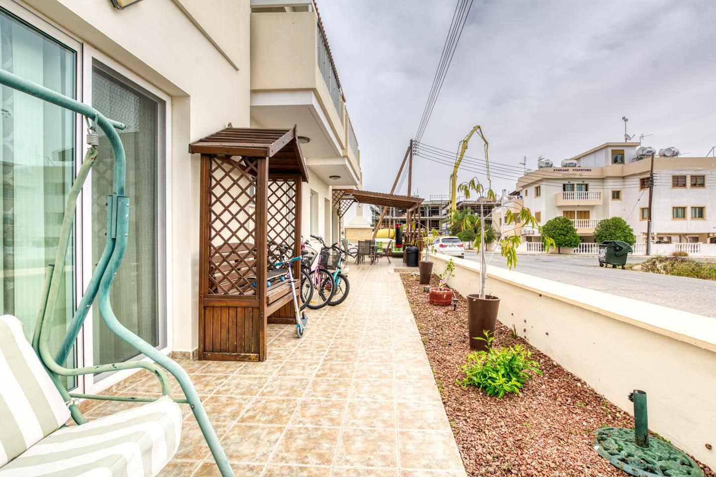 Three-Bedroom Apartment with a Spacious Veranda in a Residential Area of Paralimni — photo 3