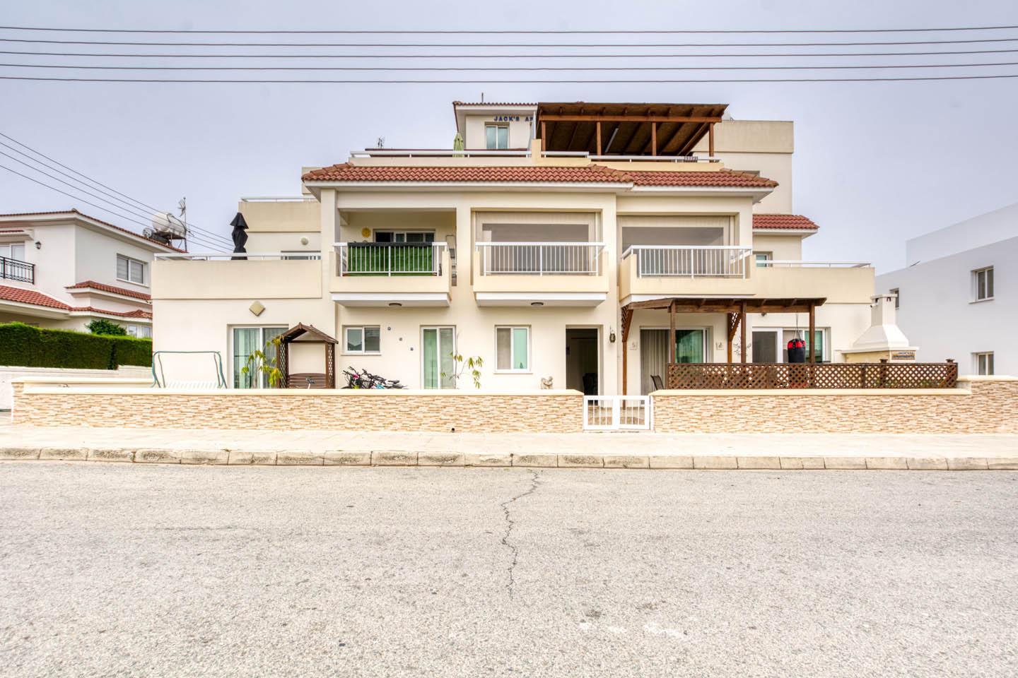 Three-Bedroom Apartment with a Spacious Veranda in a Residential Area of Paralimni — photo 2