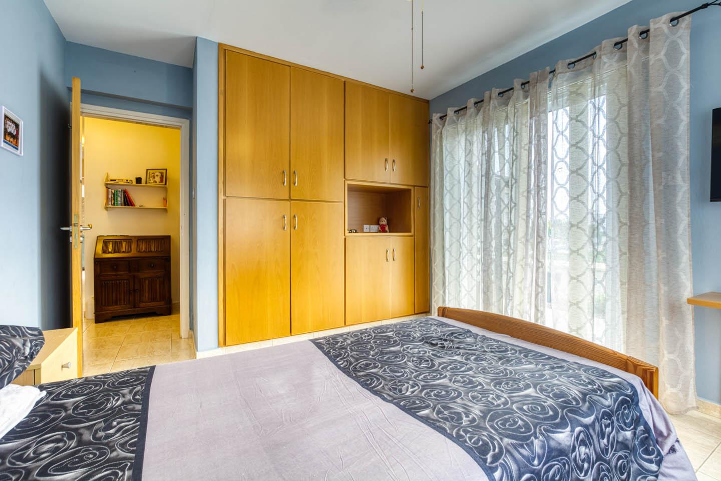 Three-Bedroom Apartment with a Spacious Veranda in a Residential Area of Paralimni — photo 16 of 23