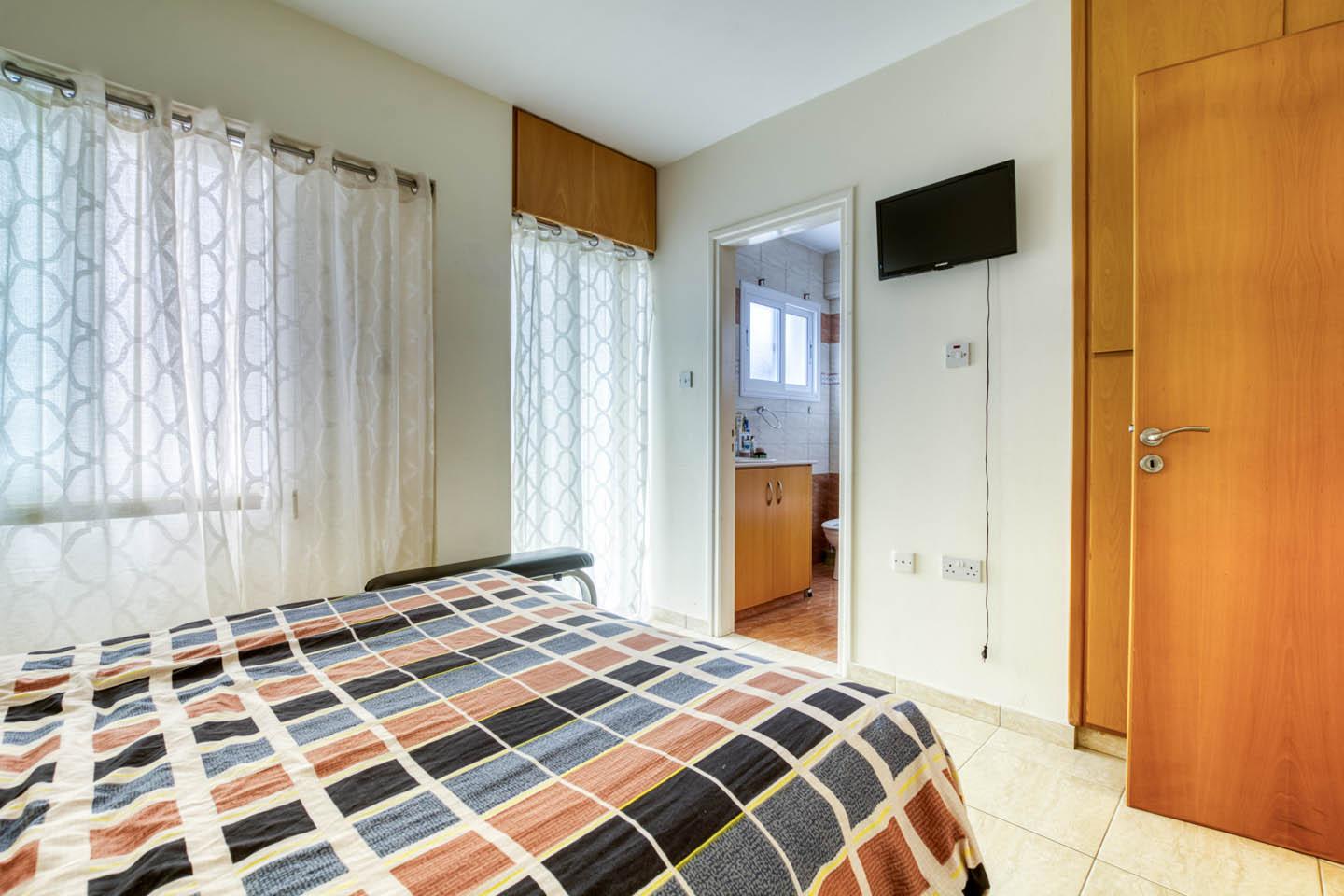 Three-Bedroom Apartment with a Spacious Veranda in a Residential Area of Paralimni — photo 18 of 23