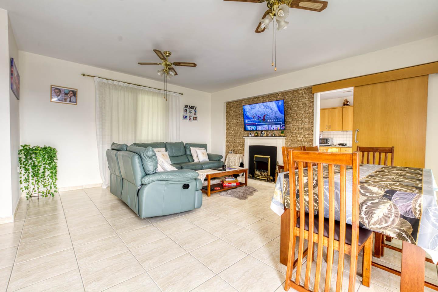 Three-Bedroom Apartment with a Spacious Veranda in a Residential Area of Paralimni — photo 7 of 23