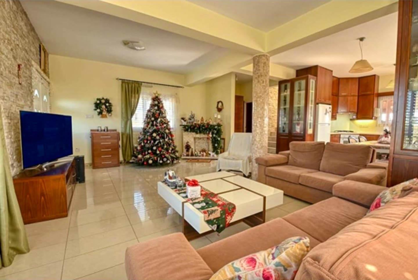 3-Bedroom Villa Surrounded by Lush Green Fields — photo 12 of 17