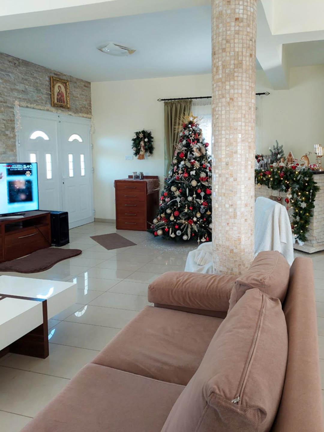 3-Bedroom Villa Surrounded by Lush Green Fields — photo 11 of 17
