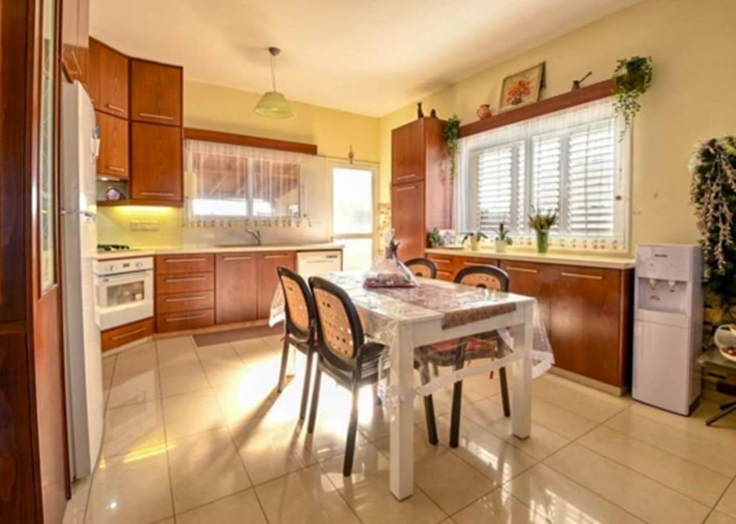 3-Bedroom Villa Surrounded by Lush Green Fields — photo 8 of 17