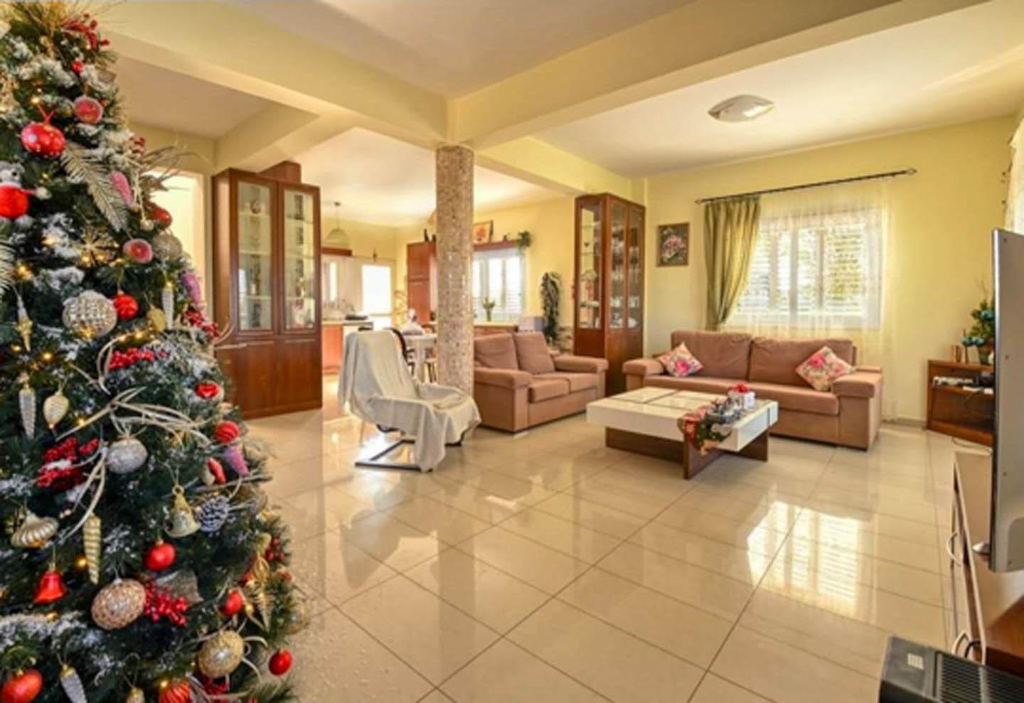 3-Bedroom Villa Surrounded by Lush Green Fields — photo 9 of 17