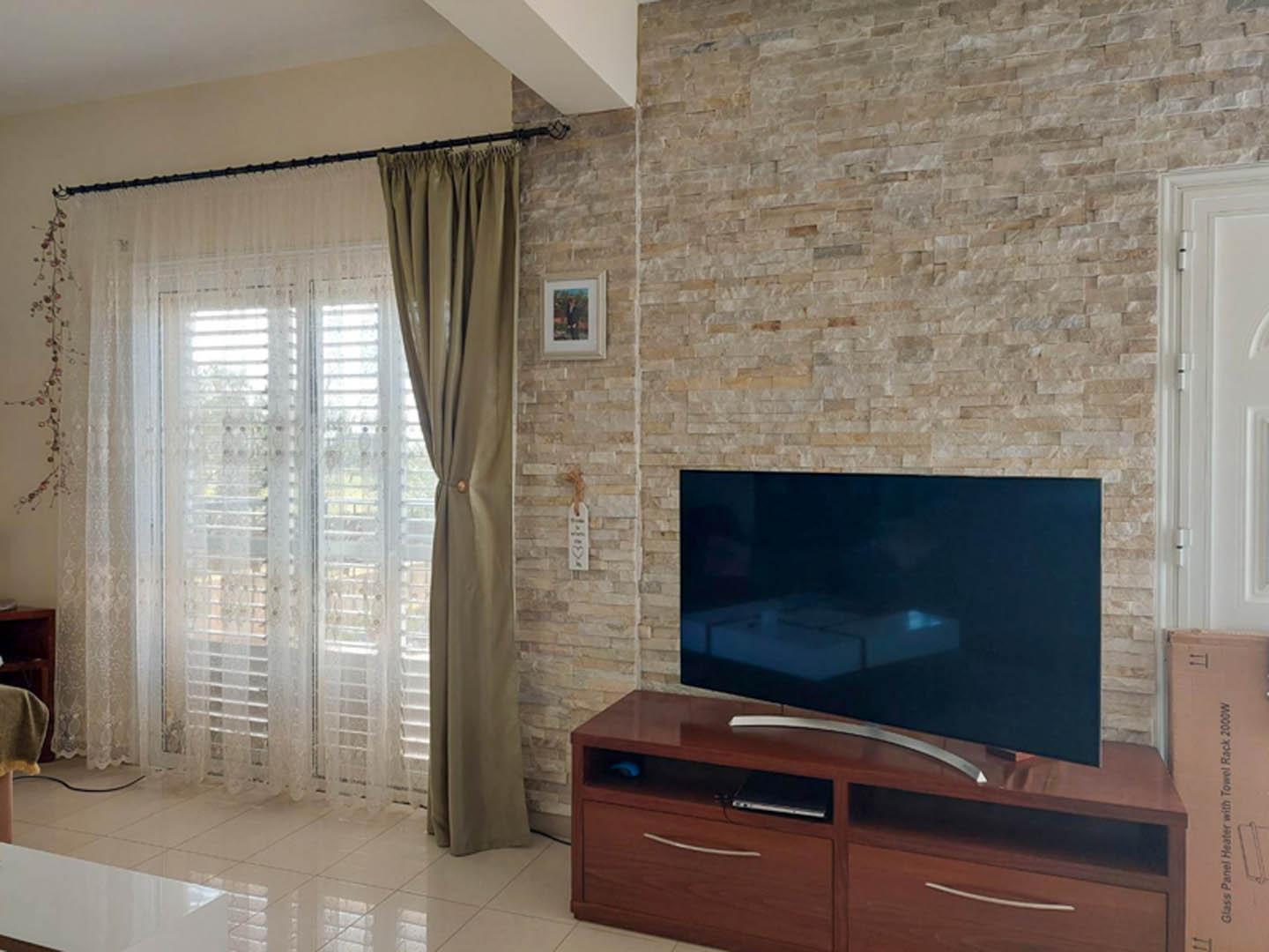 3-Bedroom Villa Surrounded by Lush Green Fields — photo 13 of 17