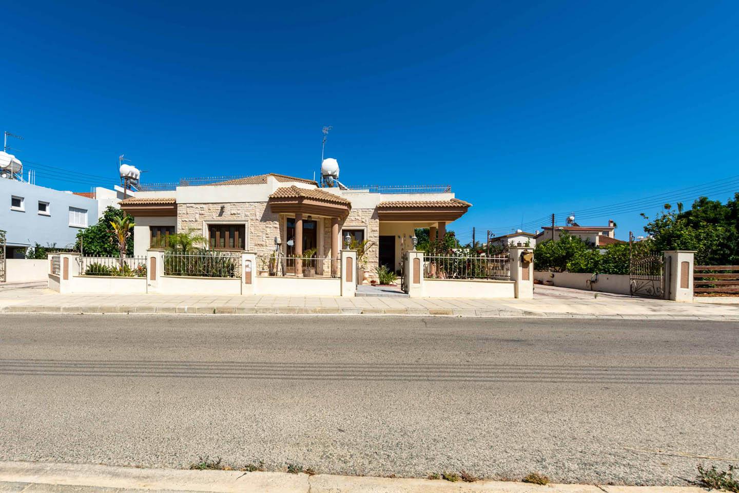 3-Bedroom Villa with Separate Studio — photo 7 of 25