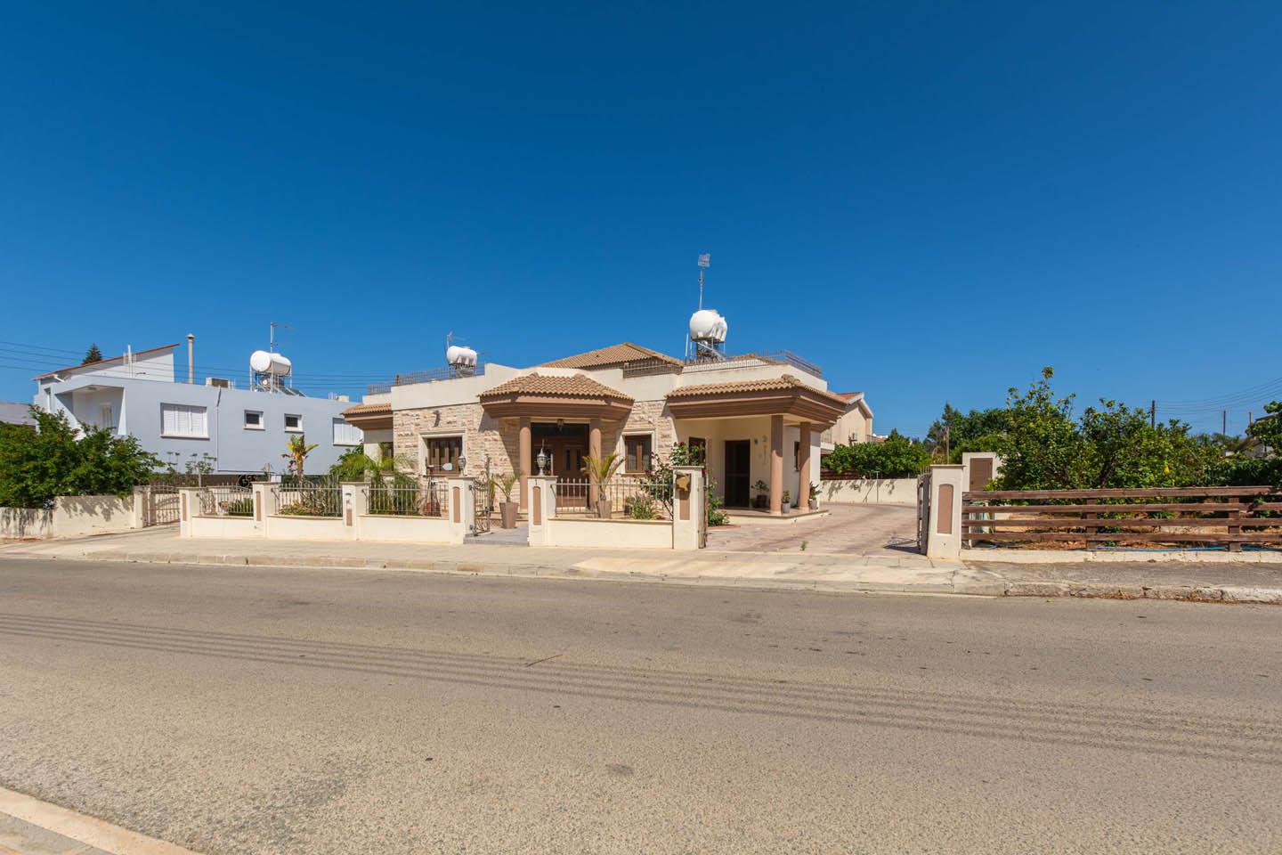 3-Bedroom Villa with Separate Studio — photo 8 of 25