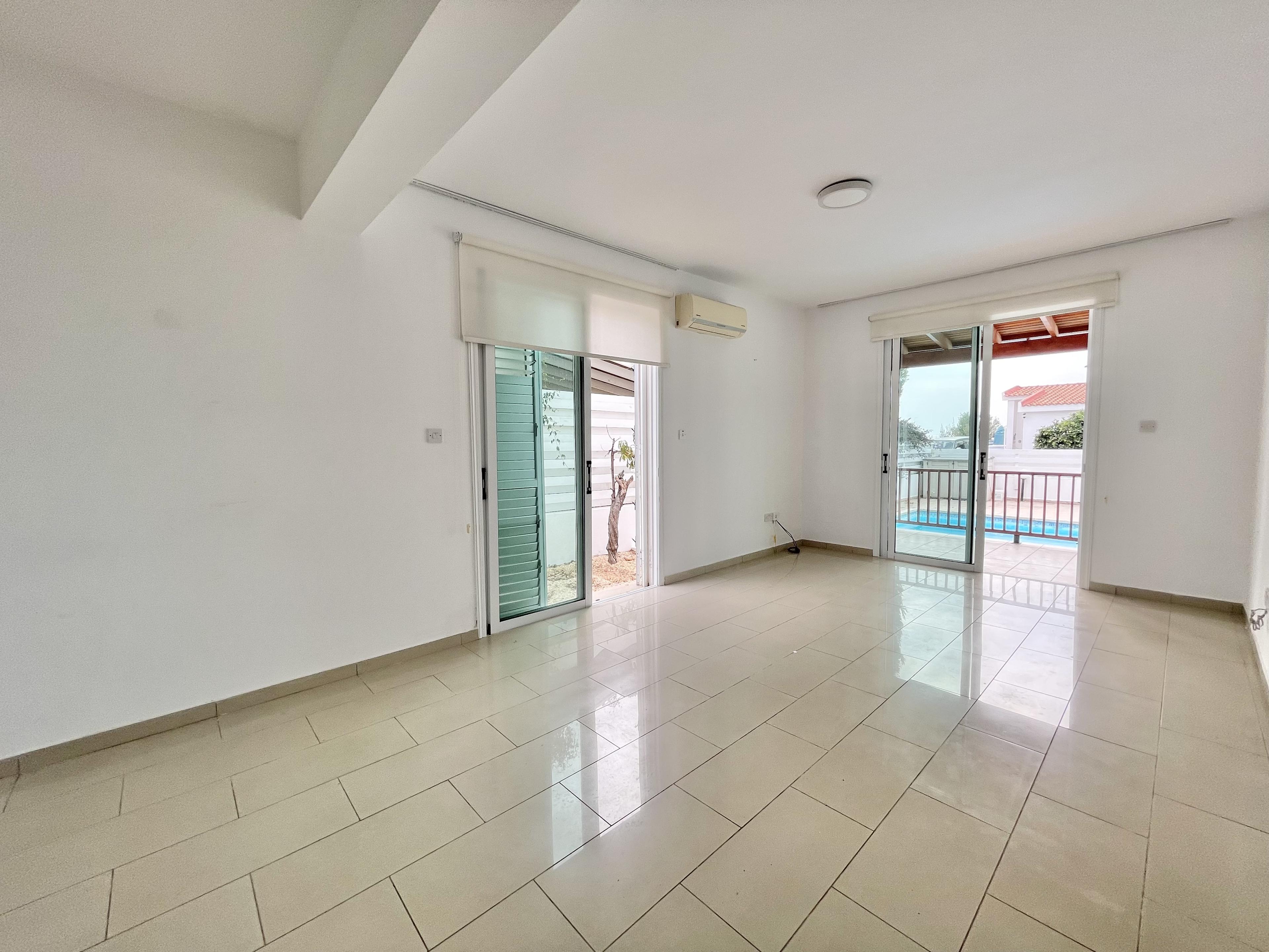 Spacious three bedroom villa very close to sea and beaches — photo 7 of 15