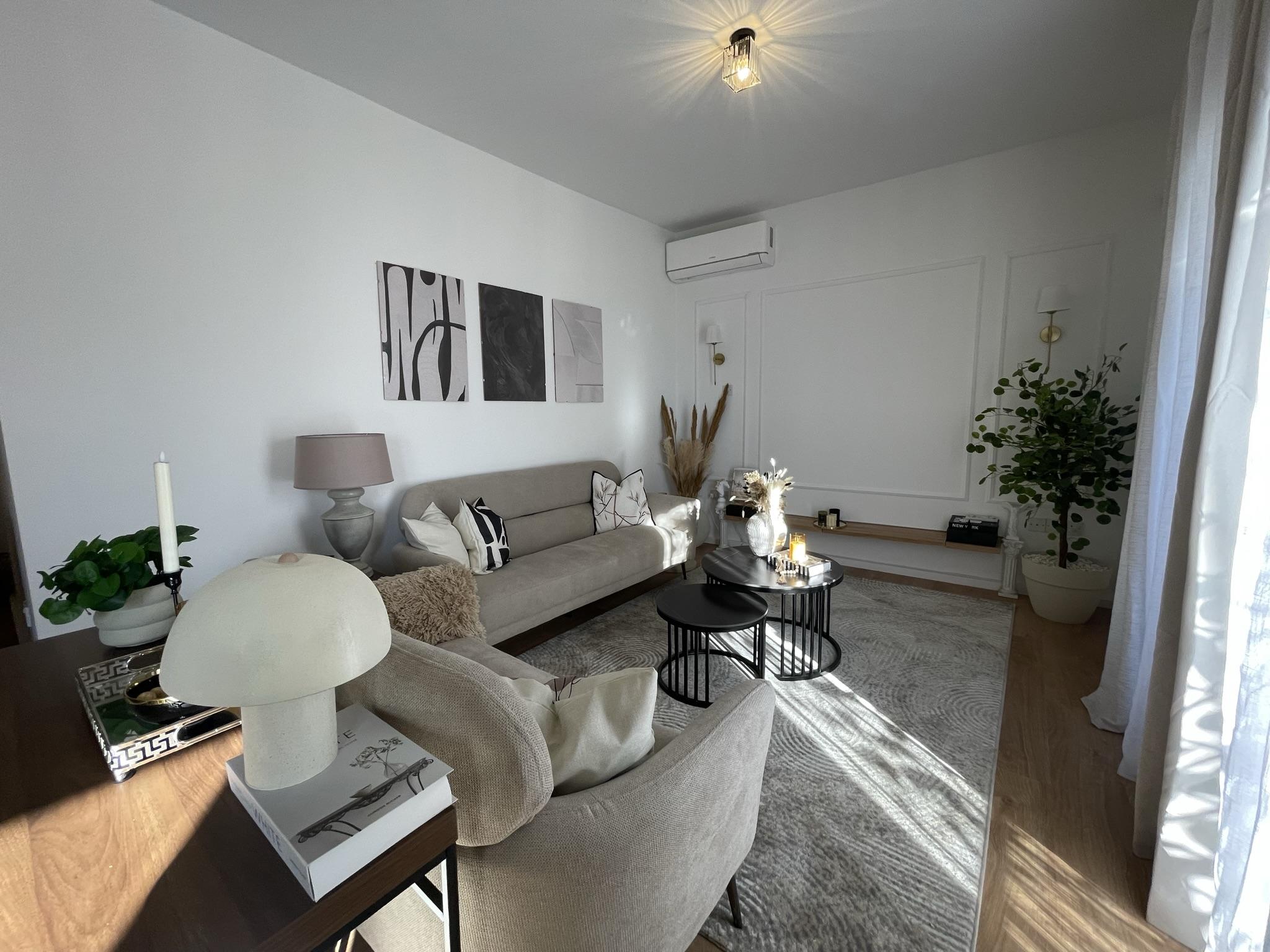 Elegant Two-bedroom apartment with rich tones and textures — photo 7 of 12