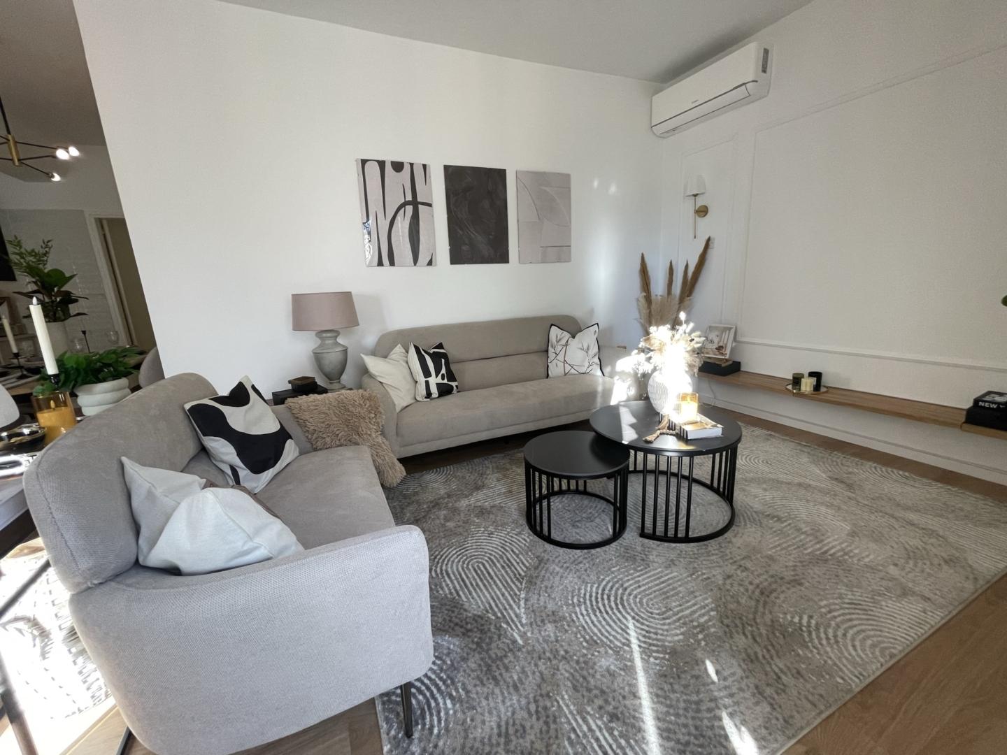 Elegant Two-bedroom apartment with rich tones and textures — photo 8 of 12