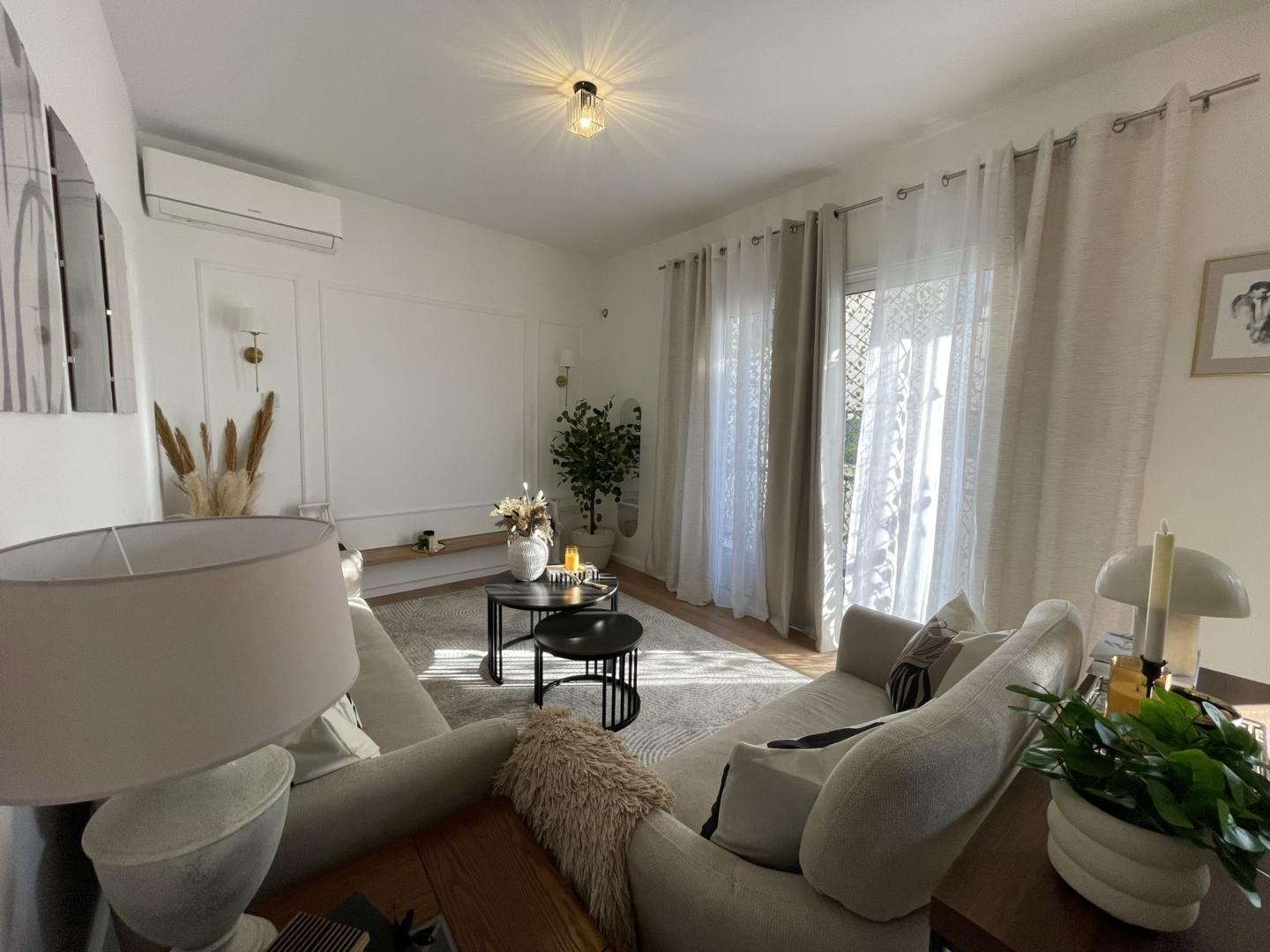 Elegant Two-bedroom apartment with rich tones and textures — photo 9 of 12