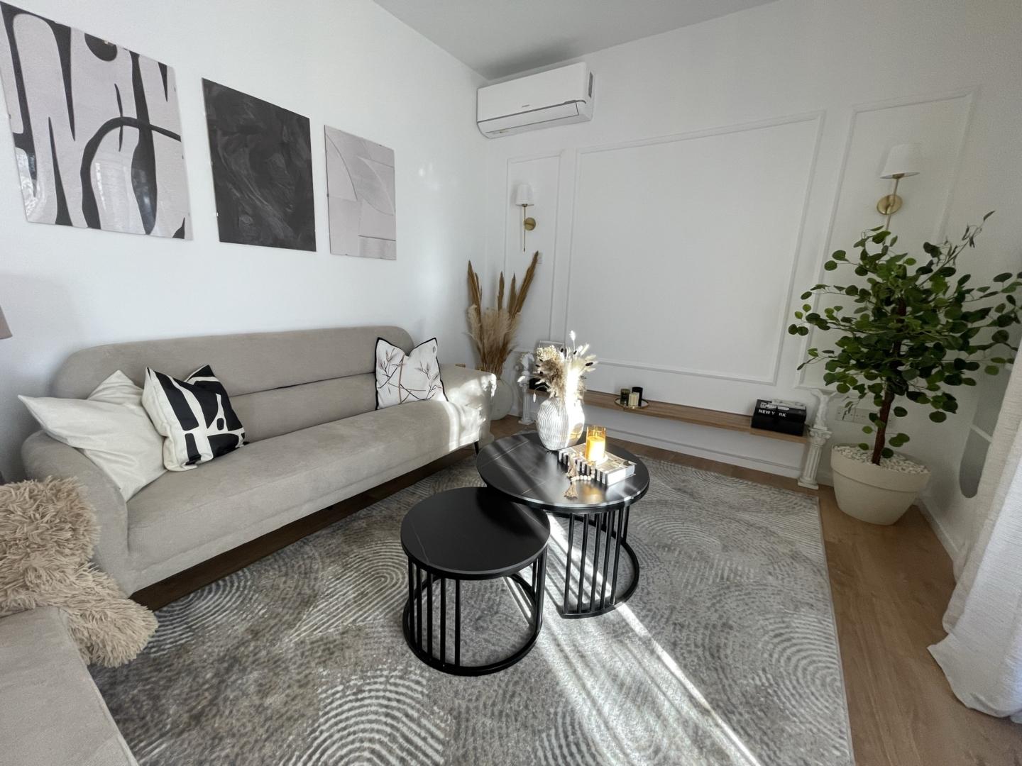 Elegant Two-bedroom apartment with rich tones and textures — photo 11 of 12