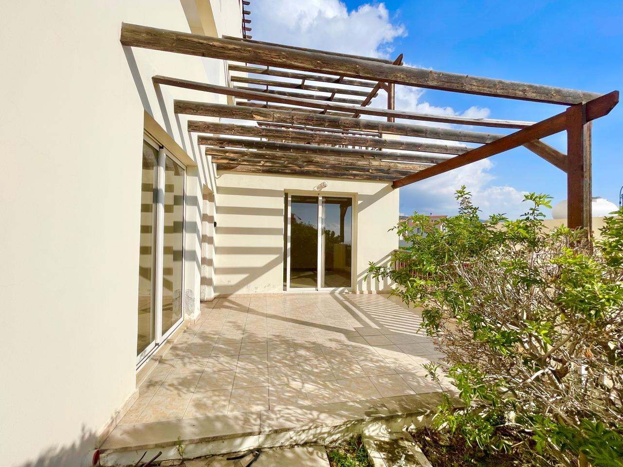 Spacious 1-Bedroom Apartment with Sea Views and Renovation Potential — photo 2