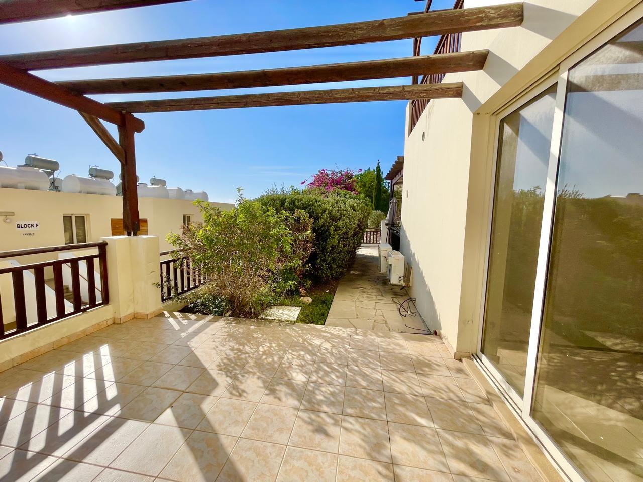 Spacious 1-Bedroom Apartment with Sea Views and Renovation Potential — photo 3