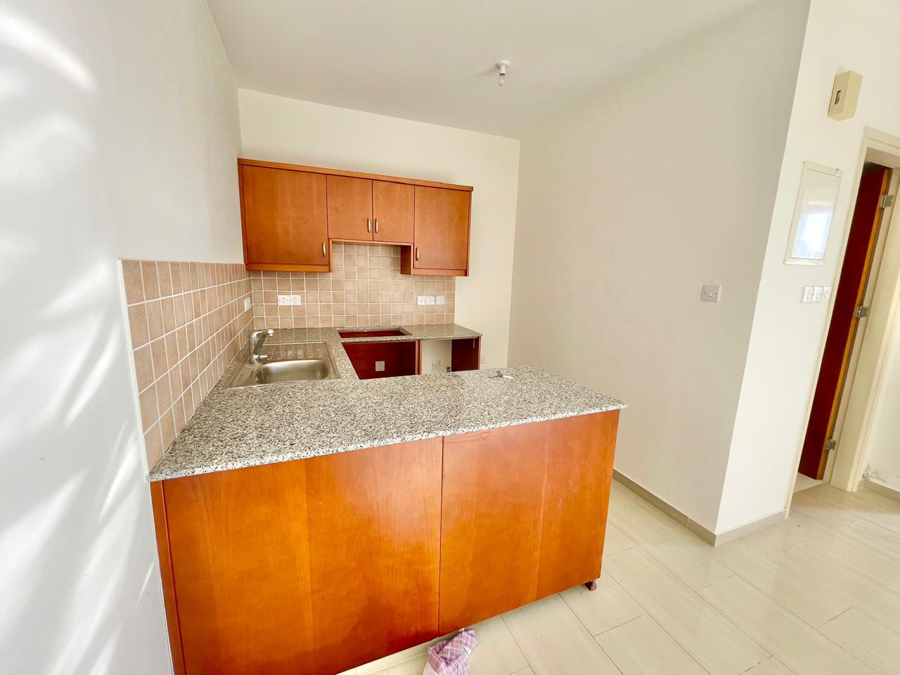 Spacious 1-Bedroom Apartment with Sea Views and Renovation Potential — photo 6