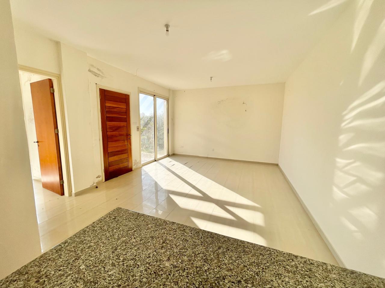 Spacious 1-Bedroom Apartment with Sea Views and Renovation Potential — photo 4