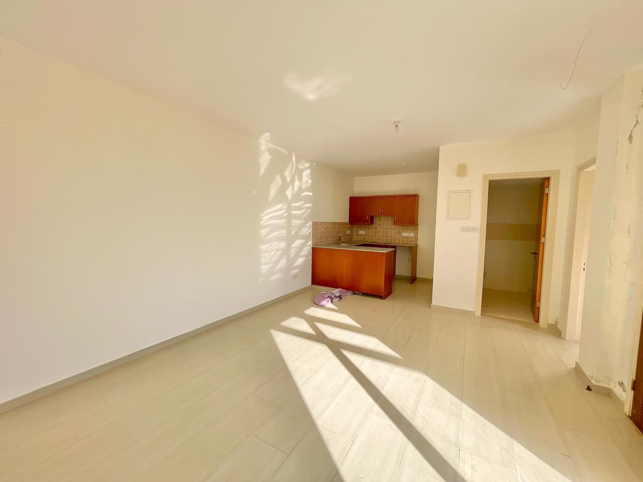 Spacious 1-Bedroom Apartment with Sea Views and Renovation Potential — photo 7 of 8